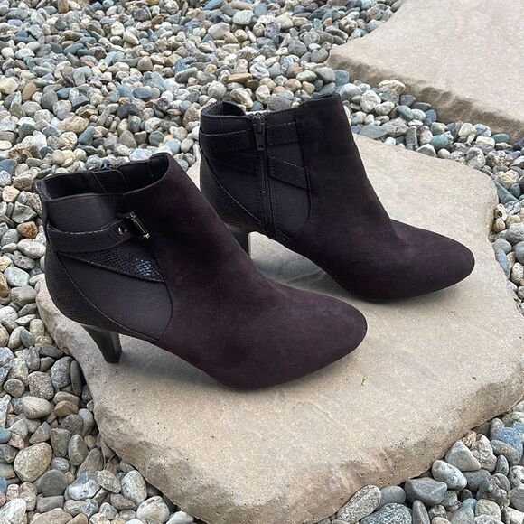 NWOT Karen Scott Ankle Boots. Heels 3”Size 7.5 M‎ Brown Suede. - Picture 1 of 8
